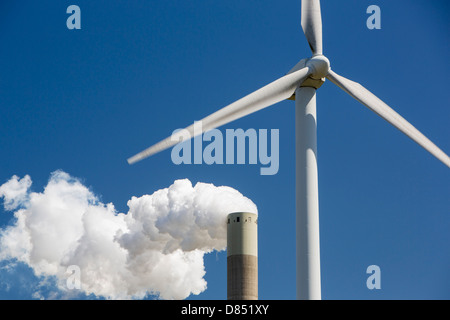 Le changement climatique le ciel et l'enfer d'une éolienne avec les émissions d'une centrale thermique au charbon à Amsterdam, Pays-Bas. Banque D'Images