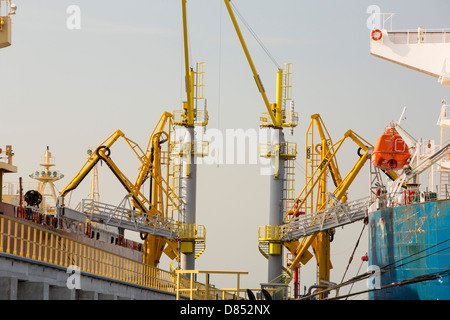 Un pétrolier de déchargement dans un terminal pétrolier à Amsterdam, Pays-Bas. Banque D'Images