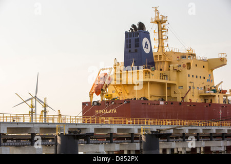 Un pétrolier de déchargement dans un terminal pétrolier à Amsterdam, Pays-Bas. Banque D'Images