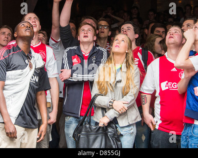 Club de football Ajax fans célèbrent leur victoire le club chapionship à Amsterdam, Pays-Bas. Banque D'Images