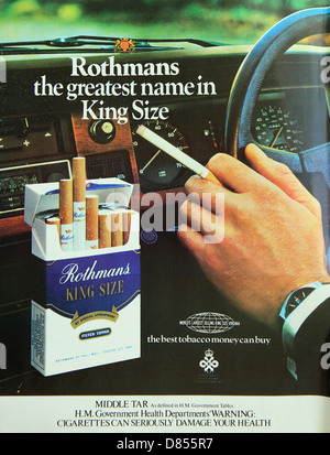 La publicité de la cigarette en 1978 pour Rothman's, dimensions, également donner un avertissement de santé Banque D'Images