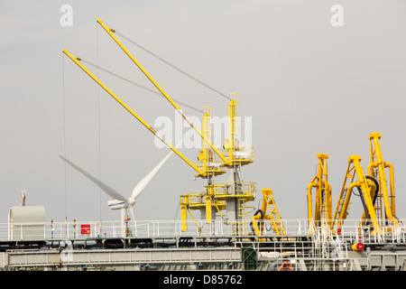 Le changement climatique le ciel et l'enfer, un terminal pétrolier à Amsterdam, Pays-Bas, avec des éoliennes produisant de l'énergie renouvelable. Banque D'Images
