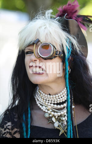 Leipzig, Allemagne. 19 mai 2013. Une femme participe au 22e festival gothique de l'onde à Leipzig, Allemagne, 19 mai 2013. Jusqu'au 20 mai 2013, la ville de Leipzip attend plus de 20 000 participants à la plus grande scène gothique événement. Photo : Sebastian Willnow/dpa/Alamy Live News Banque D'Images