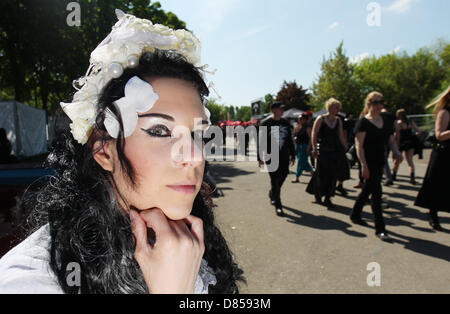 Leipzig, Allemagne. 19 mai 2013. Une femme participe au 22e festival gothique de l'onde à Leipzig, Allemagne, 19 mai 2013. Jusqu'au 20 mai 2013, la ville de Leipzip attend plus de 20 000 participants à la plus grande scène gothique événement. Photo : Sebastian Willnow/dpa/Alamy Live News Banque D'Images