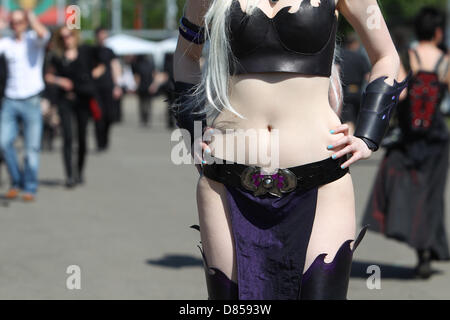 Leipzig, Allemagne. 19 mai 2013. Une femme participe au 22e festival gothique de l'onde à Leipzig, Allemagne, 19 mai 2013. Jusqu'au 20 mai 2013, la ville de Leipzip attend plus de 20 000 participants à la plus grande scène gothique événement. Photo : Sebastian Willnow/dpa/Alamy Live News Banque D'Images