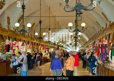 Shopping dans la Halle, Cracovie, Pologne Banque D'Images