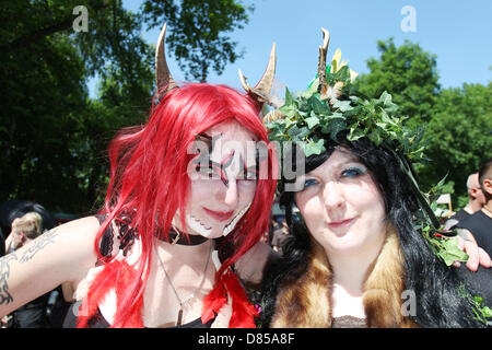 Leipzig, Allemagne. 19 mai 2013. Deux femmes vêtues de costumes participer à la 22e festival gothique de l'onde à Leipzig, Allemagne, 19 mai 2013. Jusqu'au 20 mai 2013, la ville de Leipzip attend plus de 20 000 participants à la plus grande scène gothique événement. Photo : Sebastian Willnow/dpa/Alamy Live News Banque D'Images