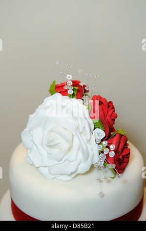 Décoration gâteau de mariage est rouge et blanc roses Banque D'Images