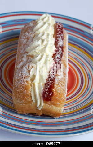 Beignet à la crème cake situé sur la plaque à rayures Banque D'Images