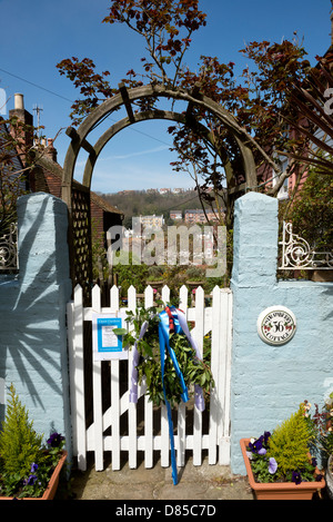 Jack dans la guirlande verte accrochée au-dessus d'une porte de jardin, vieille ville, Hastings, East Sussex. ROYAUME-UNI Banque D'Images