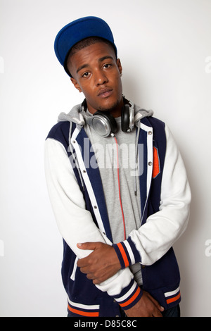 Mâle noir Casque Holding Banque D'Images