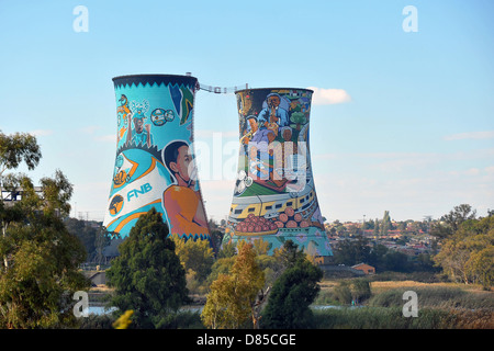 Les tours de refroidissement couverte de graffiti géant visible dans Soweto, Afrique du Sud. Banque D'Images