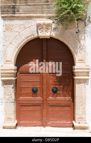 Porte en bois ornée de surround en pierre dans la vieille ville de Rethymno, Crète Banque D'Images