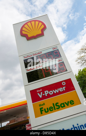 Une station service Shell : panneau montrant le prix du carburant en 2013. Banque D'Images