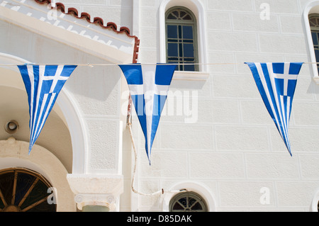 Des drapeaux grecs voler hors de l'église de Metropolis Rethymno Banque D'Images