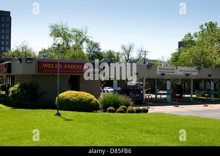 Une vue d'une succursale de Wells Fargo avec un lecteur de distributeur automatique à Austin, Texas Banque D'Images