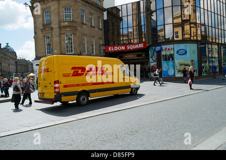 Livraison de colis DHL van à Eldon Square Shopping Centre Banque D'Images