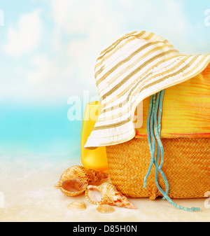 Accessoires de plage sur le sable, près de la mer, protection de la peau, coquillage, Chapeau, sac, Day Spa, resort de luxe, tropical Banque D'Images