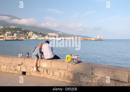 Un jeune couple assis sur la promenade sur le front de mer de Yalta, Crimée, Ukraine, Europe de l'Est Banque D'Images