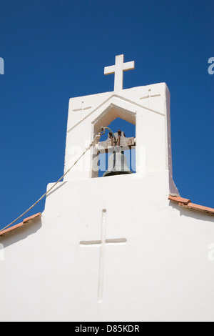 Une petite chapelle Ayia Kyriaki clocher à Georgioupoli, Crète, Grèce. Banque D'Images