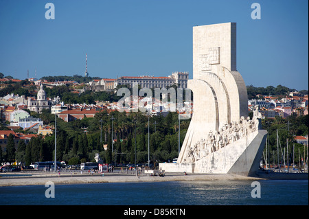 Monument des Découvertes provenant d'un navire de passage au quartier de Belém à Lisbonne Banque D'Images