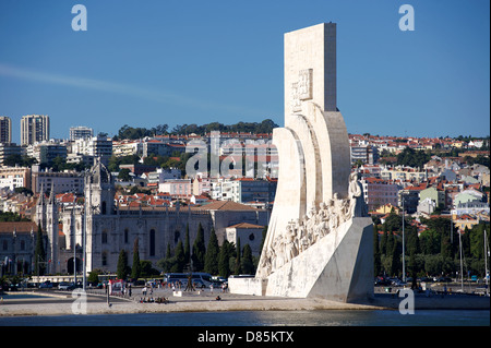 Monument des Découvertes provenant d'un navire de passage au quartier de Belém à Lisbonne Banque D'Images