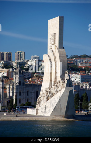 Profil de l'ouest du Monument des Découvertes, prise d'un navire de passage au quartier de Belém à Lisbonne Banque D'Images