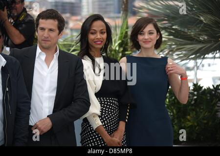 Cannes, France. 20 mai 2013. Réalisateur Guillaume Canet (l-r), l'actrice Zoe Saldana et Marion Cotillard assister à la photocall de "liens de sang" au cours de la la 66e Festival International du Film de Cannes au Palais des Festivals de Cannes, France, le 20 mai 2013. Photo : Hubert Boesl/dpa/Alamy Live News Banque D'Images