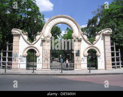 Passeio Publico est un parc historique situé à Curitiba, au Brésil. Connu pour sa verdure luxuriante et son atmosphère calme, il sert d'espace de loisirs public offrant une variété de sentiers pédestres, fontaines et faune. C'est l'un des plus anciens parcs de la ville, offrant aux habitants et aux touristes une escapade paisible. Banque D'Images