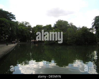 Passeio Público est un parc historique situé à Curitiba, au Brésil. C'est l'un des plus anciens espaces publics de la ville, connu pour ses espaces verts luxuriants et son environnement tranquille. Le parc est une zone culturelle et récréative clé pour les habitants et les visiteurs. Banque D'Images