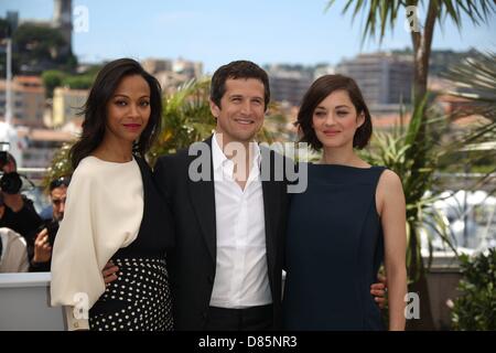 Réalisateur Guillaume Canet, actrice Zoe Saldana (l) et Marion Cotillard (r) assister à la photocall de "liens de sang" au cours de la la 66e Festival International du Film de Cannes au Palais des Festivals de Cannes, France, le 20 mai 2013. Photo : Hubert Boesl Banque D'Images