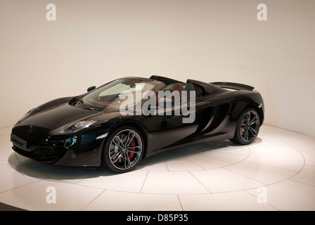 Black McLaren MP4 12C Supercar Roadster Banque D'Images