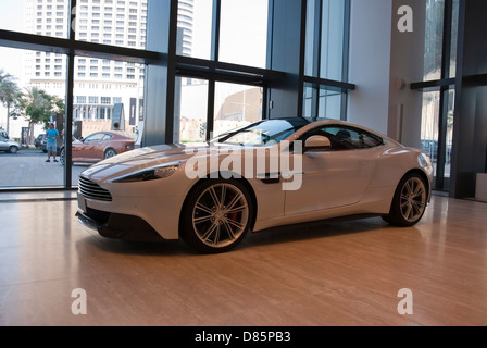 Blanc brillant modèle 2013 Aston Martin Vanquish Ultimate Luxury Grand Tourer Banque D'Images