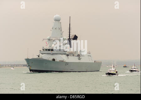 Le HMS Diamond quitter Portsmouth naval dockyard aujourd'hui. Le diamant est un type 45 destroyer basée à Pompey, Banque D'Images