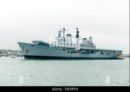 Portsmouth, Royaume-Uni. 20 mai 2013. HMS Ark Royal, le porte-avions et de l'ancien navire amiral de la Royal Navy, la flotte a mis le cap sur la casse. L'Arche est prise à la Turquie après son decommision. Crédit : Paul Chambers / Alamy Live News Banque D'Images