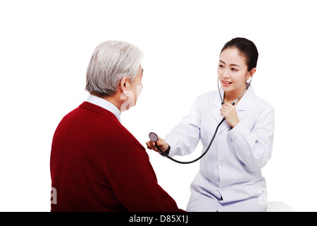 Le docteur donna l'auscultation d'un patient Banque D'Images