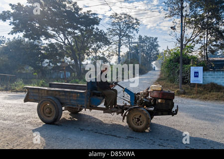 Tracteur à deux roues à Nyaung Shwe, le Myanmar, l'Asie Banque D'Images