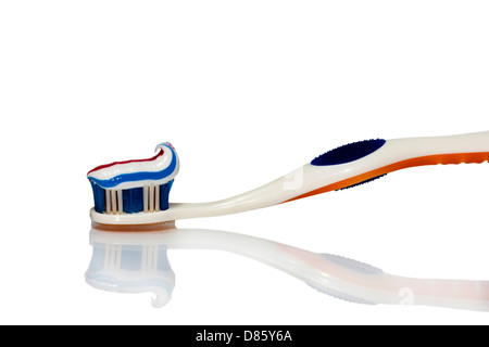 Brosse à dents avec dentifrice tricolore Banque D'Images