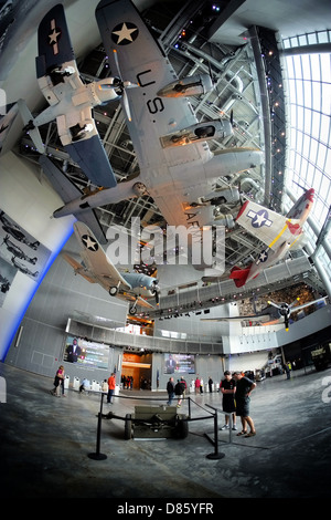 Grande salle au Musée National de la seconde guerre mondiale à la nouvelle orléans avec plusieurs avions. Banque D'Images