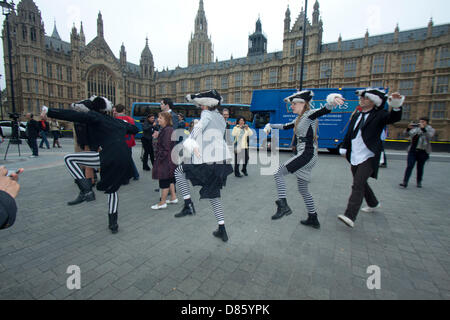 London UK. 20 mai, 2013. Les manifestants portant des costumes du blaireau de protestation devant les Chambres du Parlement à Westminster, contre l'élimination des blaireaux Crédit : Amer Ghazzal/Alamy Live News Banque D'Images