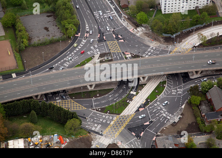 Vue aérienne d'un grand rond-point de jonction avec beaucoup des marquages routiers et d'un nouveau tramway en Oldham Banque D'Images