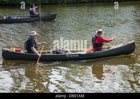 L'homme et la femme dans un style traditionnel canot Rivière Medway à Allington Lock près de Maidstone Kent UK Banque D'Images