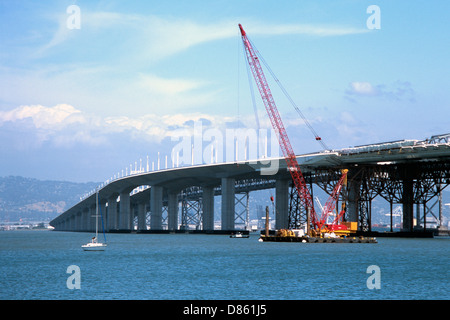 New East Bay Bridge span section approche pour l'île au trésor au cours de la construction du pont comme 5/07/2013 Banque D'Images