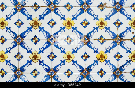 Vieux carreaux portugais typiques appelés azulejos prélevés sur les murs extérieurs d'une vieille maison à Lisbonne Banque D'Images
