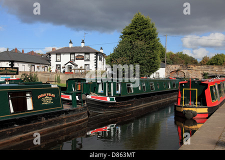 La compagnie de bateau Anglo Welsh voitures narrowboats amarré dans le bassin de Trevor sur le canal de Llangollen Banque D'Images