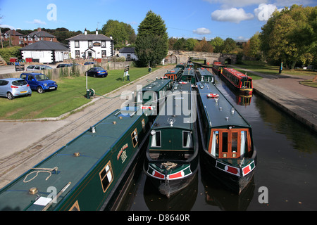 La compagnie de bateau Anglo Welsh voitures narrowboats amarré dans le bassin de Trevor sur le canal de Llangollen Banque D'Images