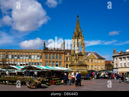 Le marché à Mansfield Nottinghamshire England UK avec le monument important dans le Bentinck entre Banque D'Images