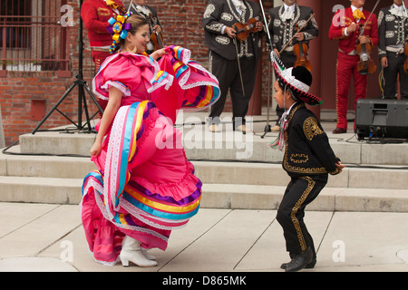 Mariachi mexicain danseurs et chanteurs d'effectuer en Afrique de l'Fest-Victoria au Centennial Square, British Columbia, Canada. Banque D'Images