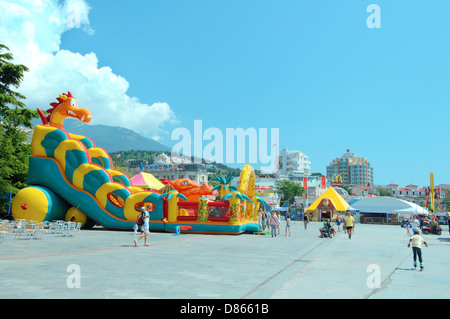 Jeux pour enfants sur le front de mer de Yalta, Crimée, Ukraine, Europe de l'Est Banque D'Images