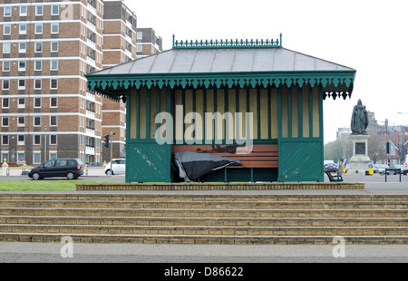 Hove Sussex UK 19 mai 2013 - l'homme de la rue dans un abri sur Hove front Banque D'Images